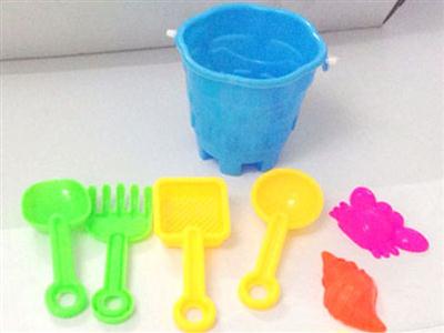 7 pieces of beach toys