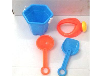 4 pieces of beach toys