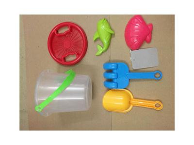 7 pieces of beach toys